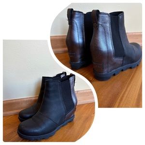 Sorel Women’s Joan of Arctic wedge boots. Black with dark purple metallic accent